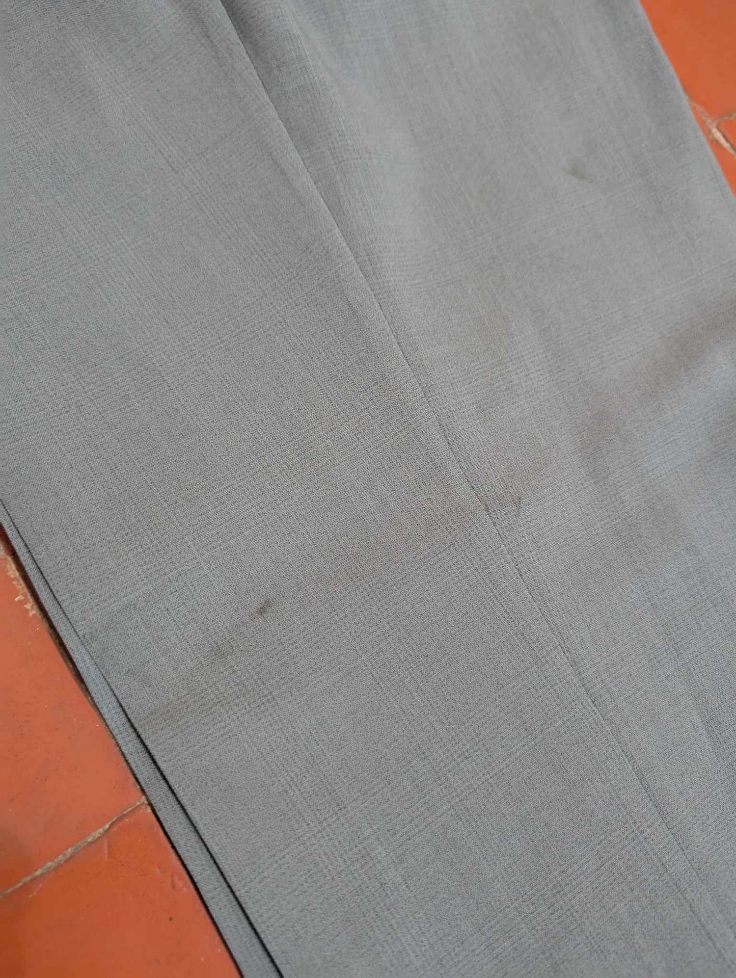 Élégant costume croisé de couleurs gris bleu en laine