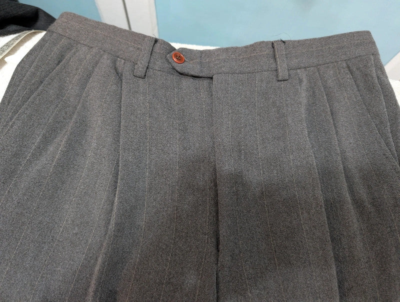 Élégant costume gris a rayure en laine