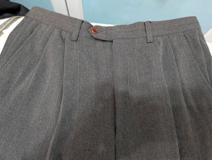 Élégant costume gris a rayure en laine