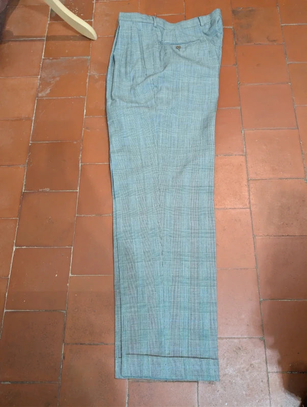 Eleganter grauer Prince-of-Wales-Anzug