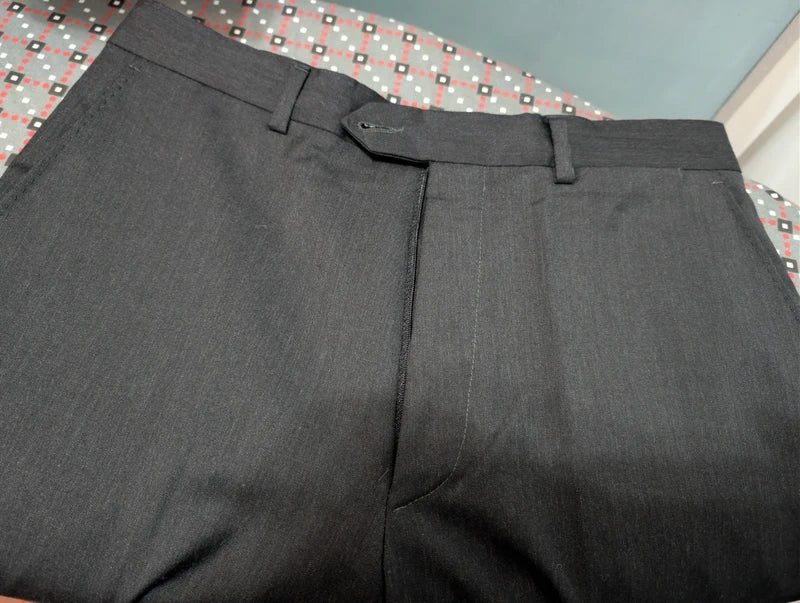 Klassischer grauer Wollanzug