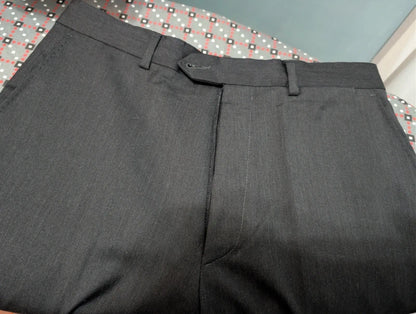 Klassischer grauer Wollanzug