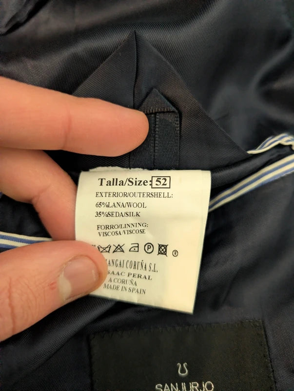 Geheimnisvolles Nadelstreifenkostüm aus Wolle