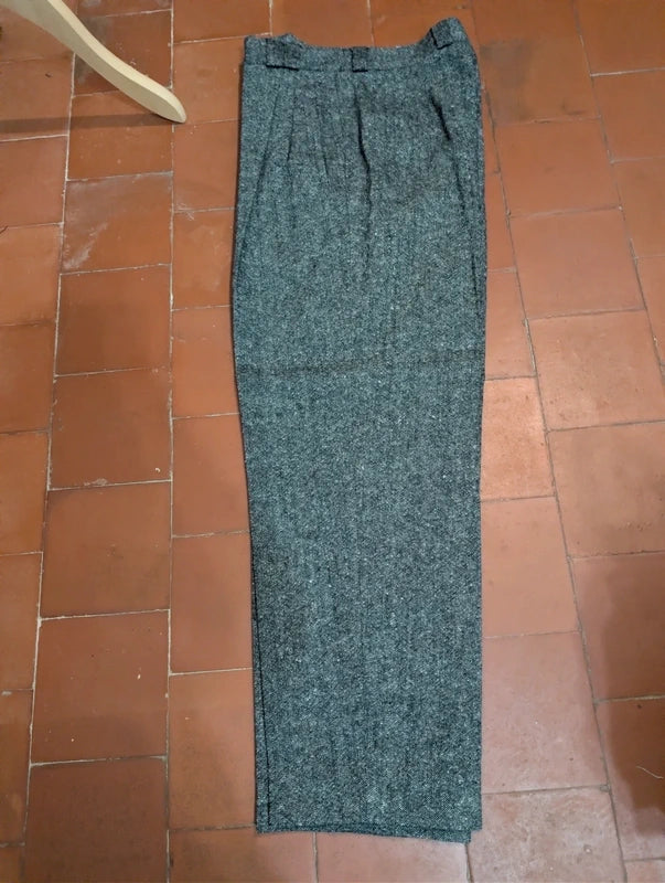 Hervorragender grauer Tweedanzug