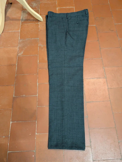 Schöner grauer Wollanzug