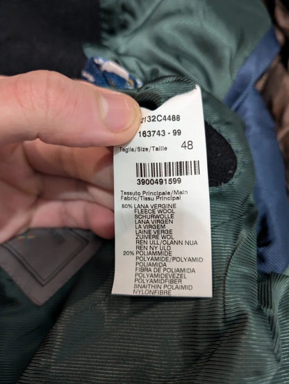 Schöner schwarzer Polomantel