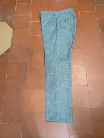 Atemberaubender dreiteiliger grauer Hahnentrittanzug