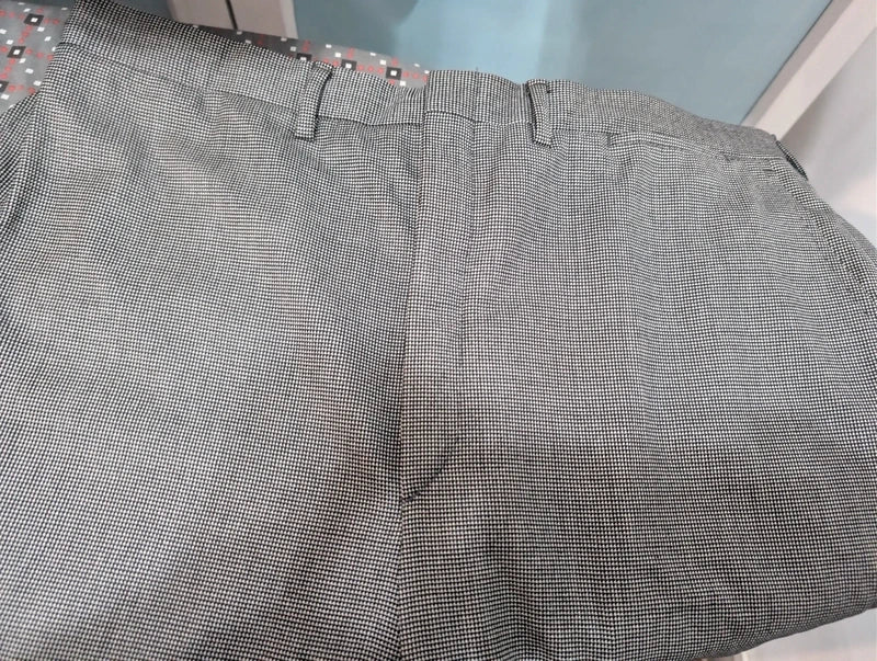 Exquisiter grauer Anzug aus dicker Wolle