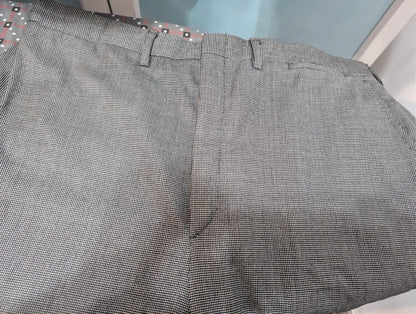 Exquisiter grauer Anzug aus dicker Wolle