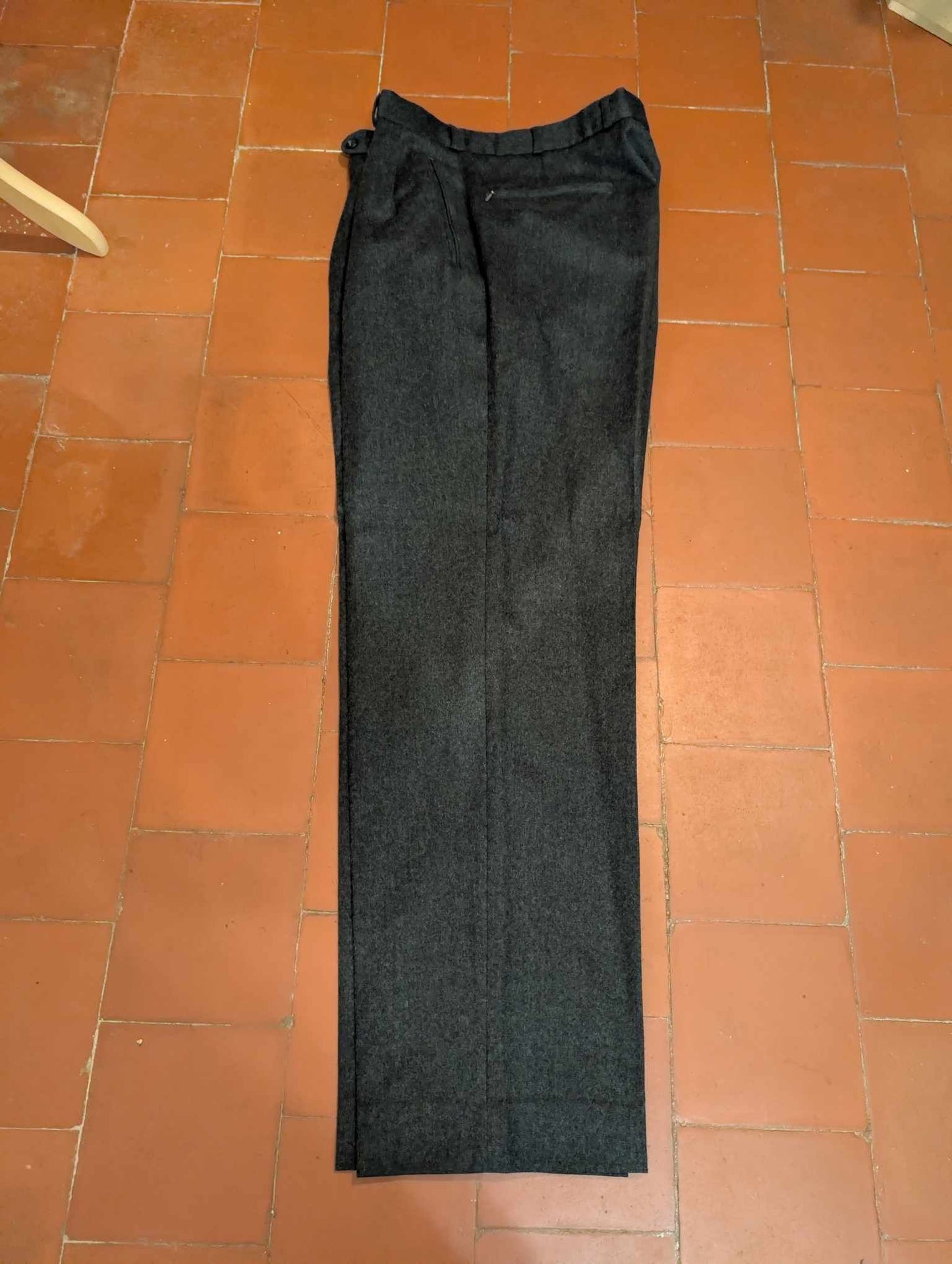 Incroyable costume croisé gris en flanelle lourde
