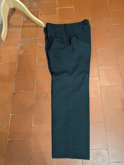 Eleganter grauer dreiteiliger Anzug aus Wolle