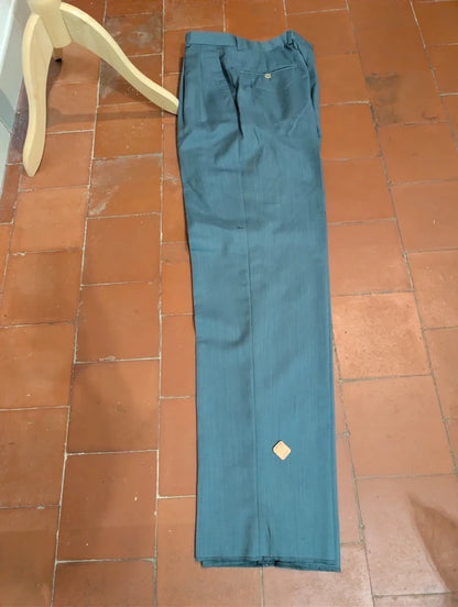 Leichter, zweireihiger blauer Anzug aus heller Wolle