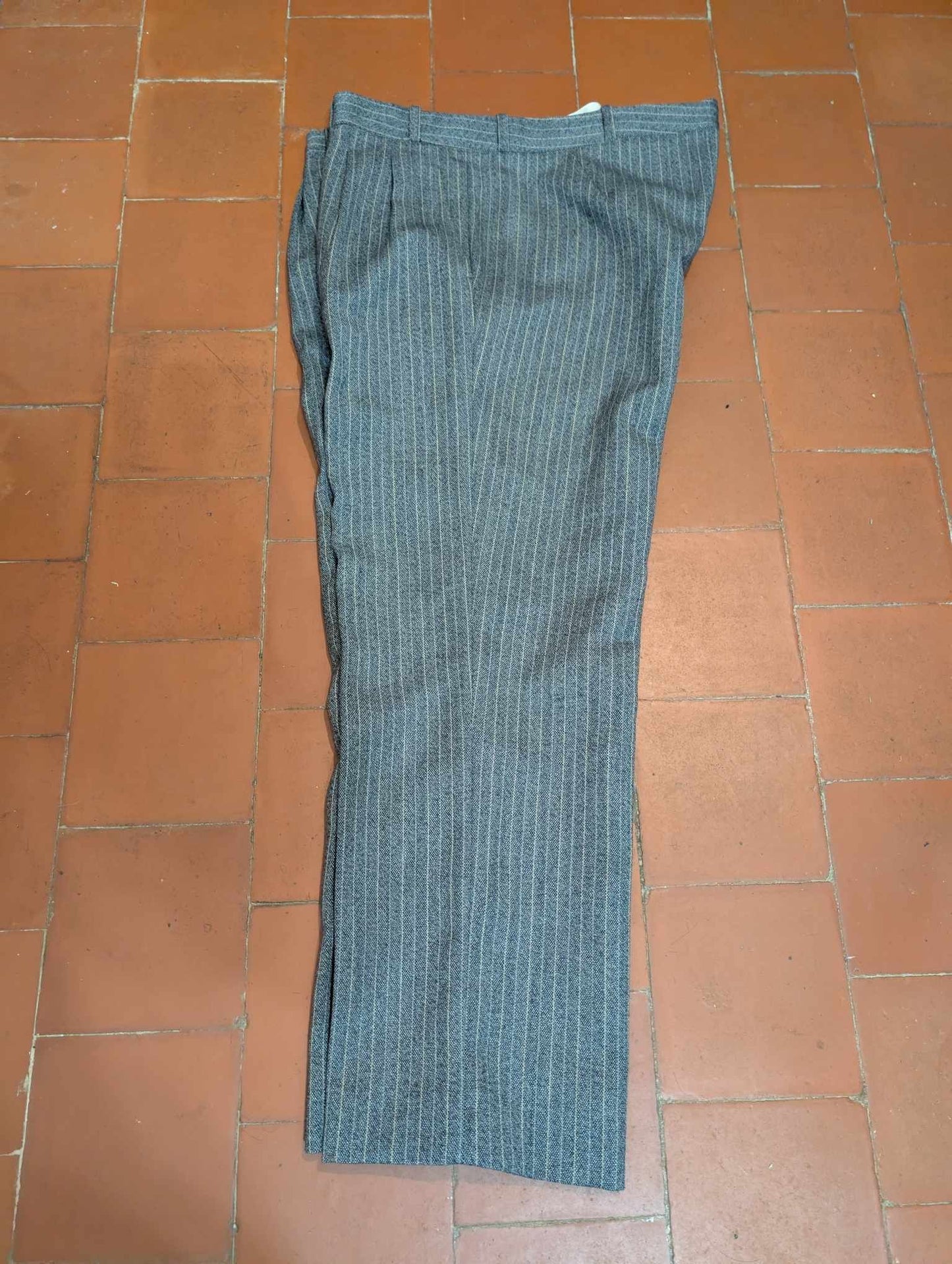 Gigantesque costume pinstripe bespoke