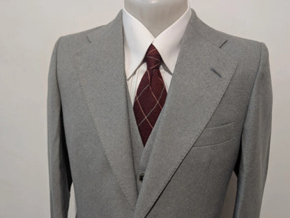 Sympathique costume 3 piece gris en flanelle