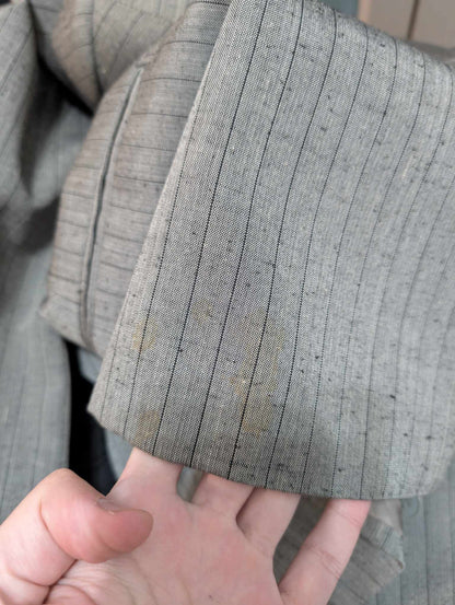 Gentille costume croisé pinstripe de couleur gris en laine