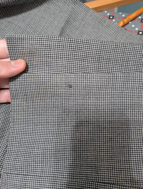 Gentil costume gris en pied de poule