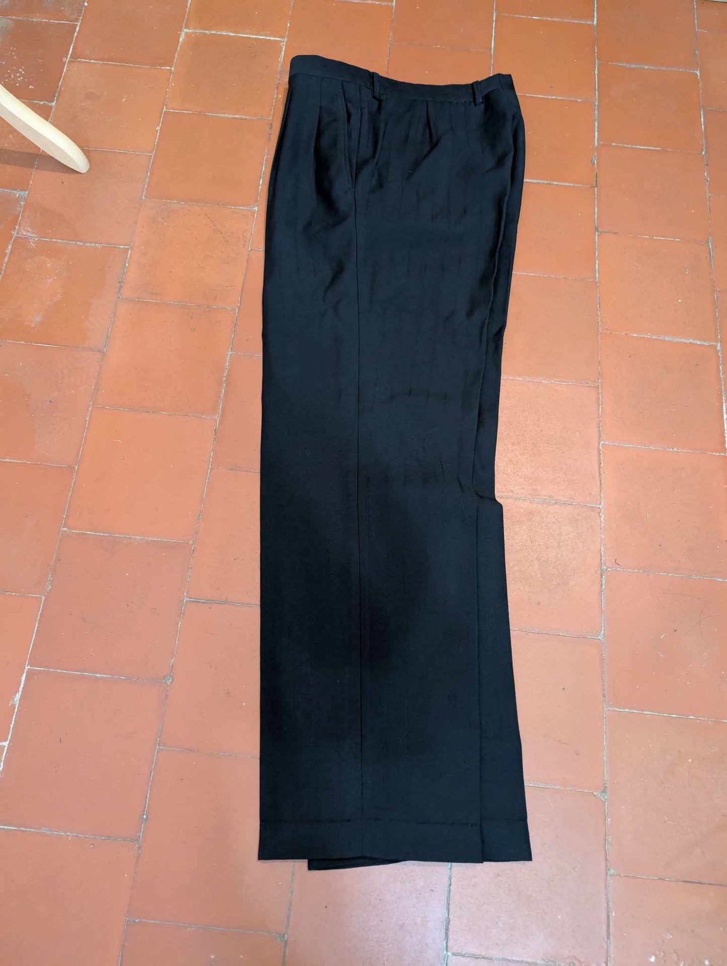 Sombre costume croisé noir en laine