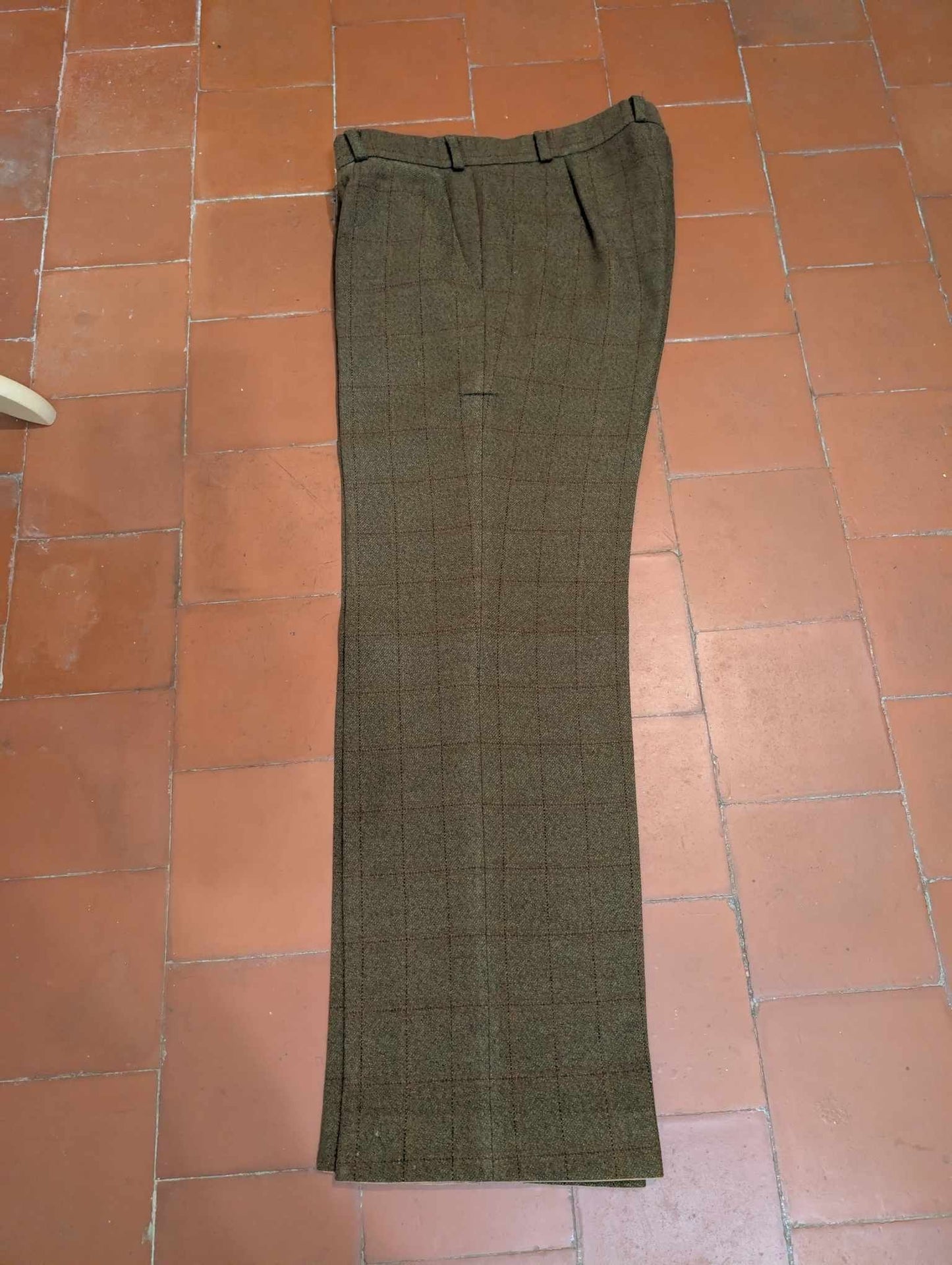 Mystérieux costume marron kaki en tweed