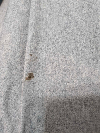 Hellgrauer, dreiteiliger Anzug aus schwerem Flanell