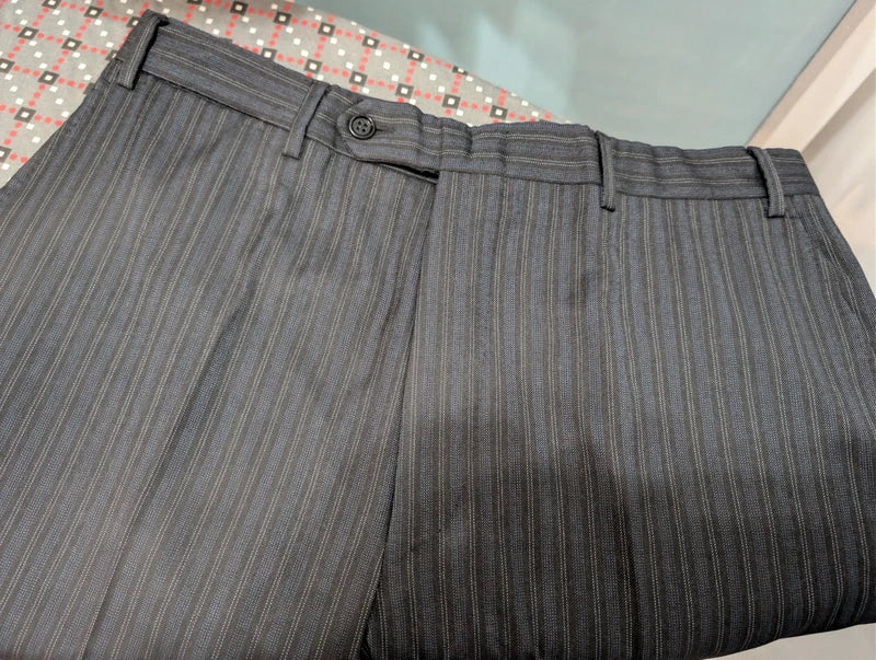 Eleganter Nadelstreifenanzug aus Wolle