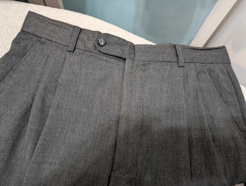 Toller zweireihiger grauer Wollanzug