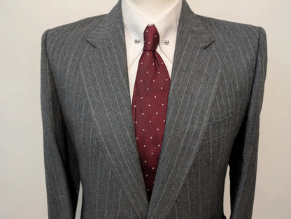 Élégant costume pinstripe en flanelle