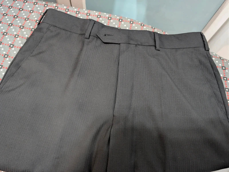 Gentil costume noir en laine