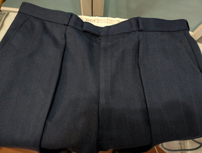Merveilleux costume bleu marine a chevron