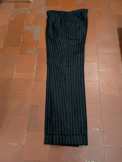 Eleganter maßgeschneiderter Flanellanzug mit Kreidestreifen
