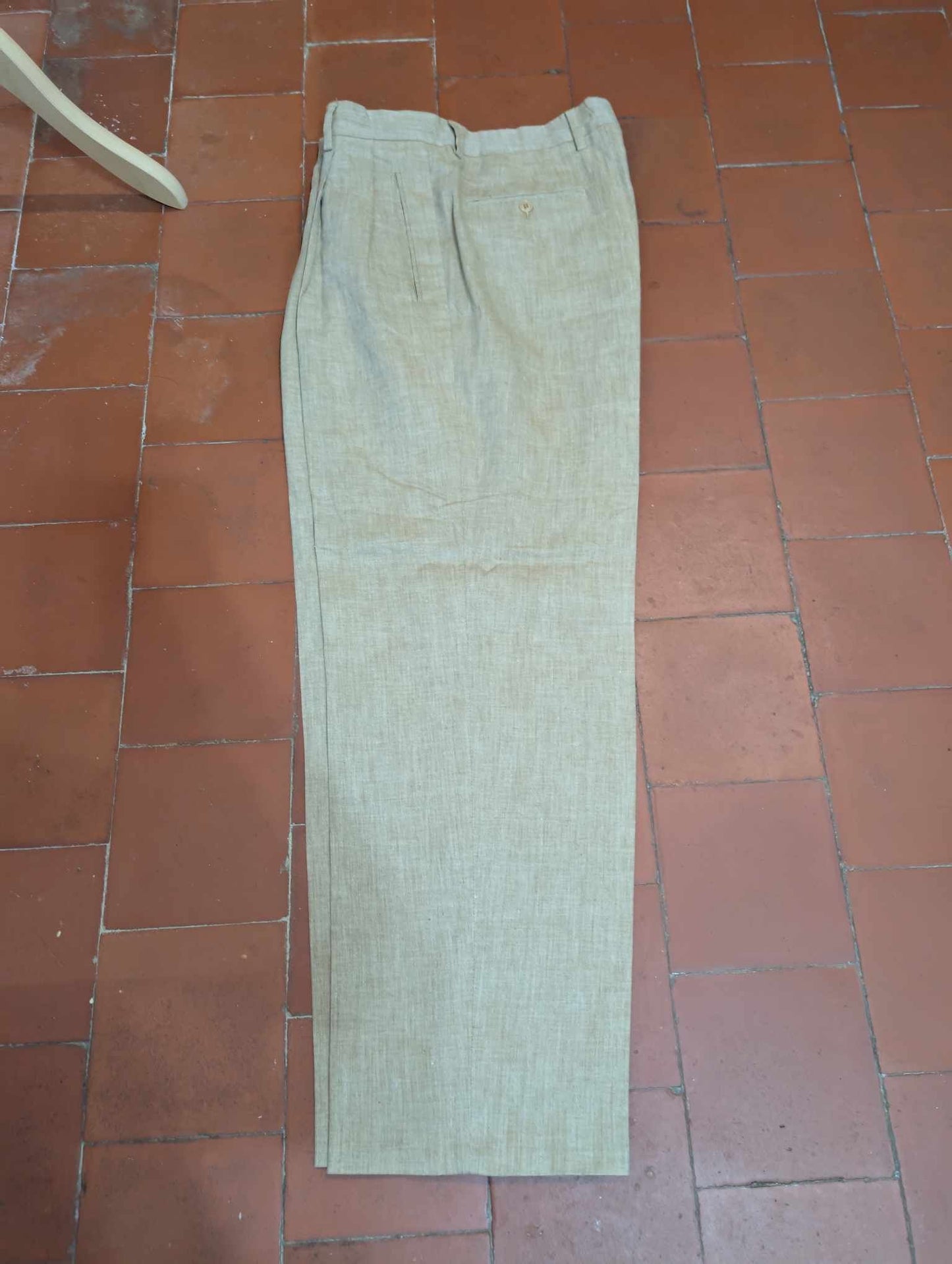 Redoutable costume en lin de couleur beige sable