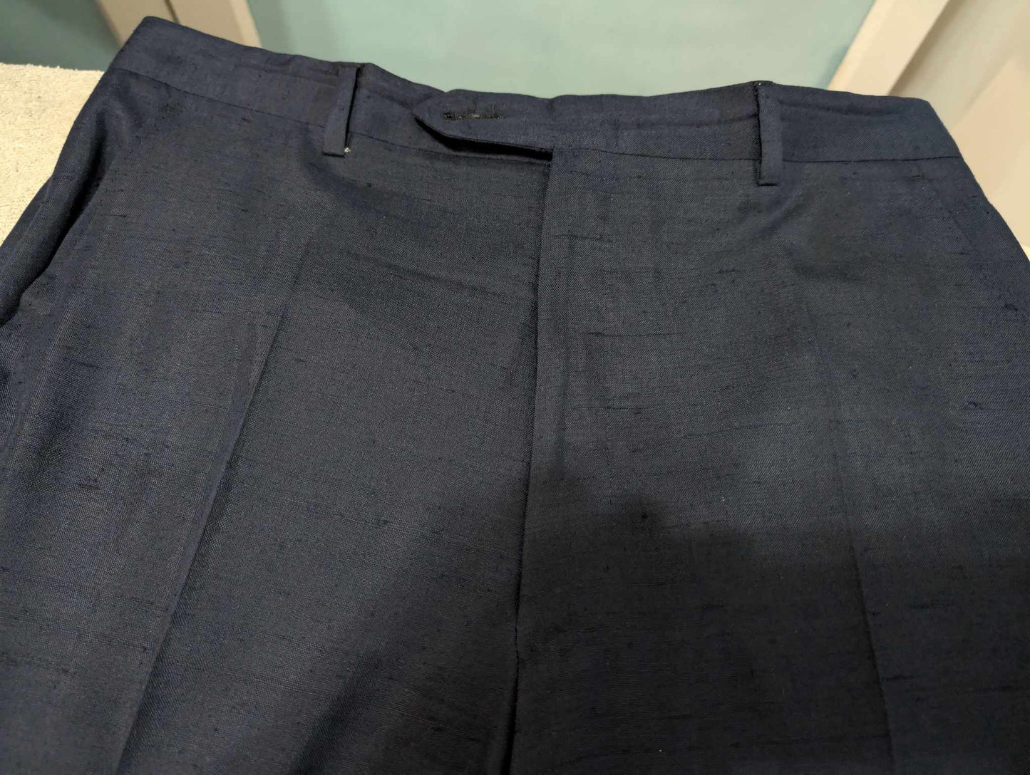 Notable costume croisé de couleur bleu marine en soie