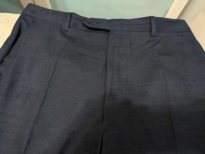 Notable costume croisé de couleur bleu marine en soie