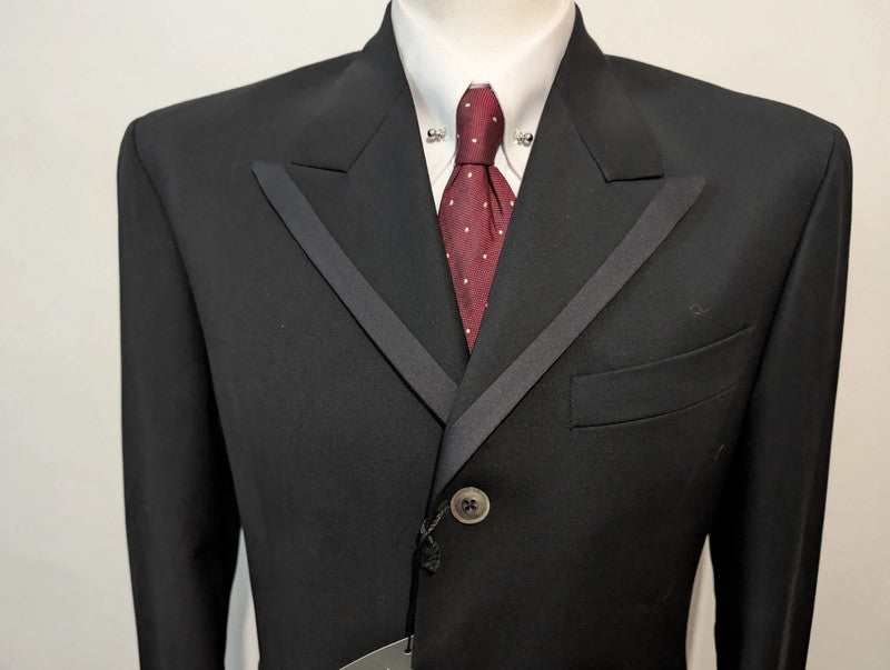 Méchant costume noir en laine