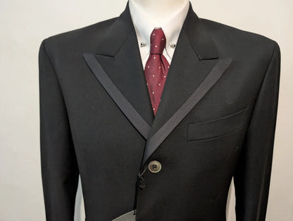 Méchant costume noir en laine