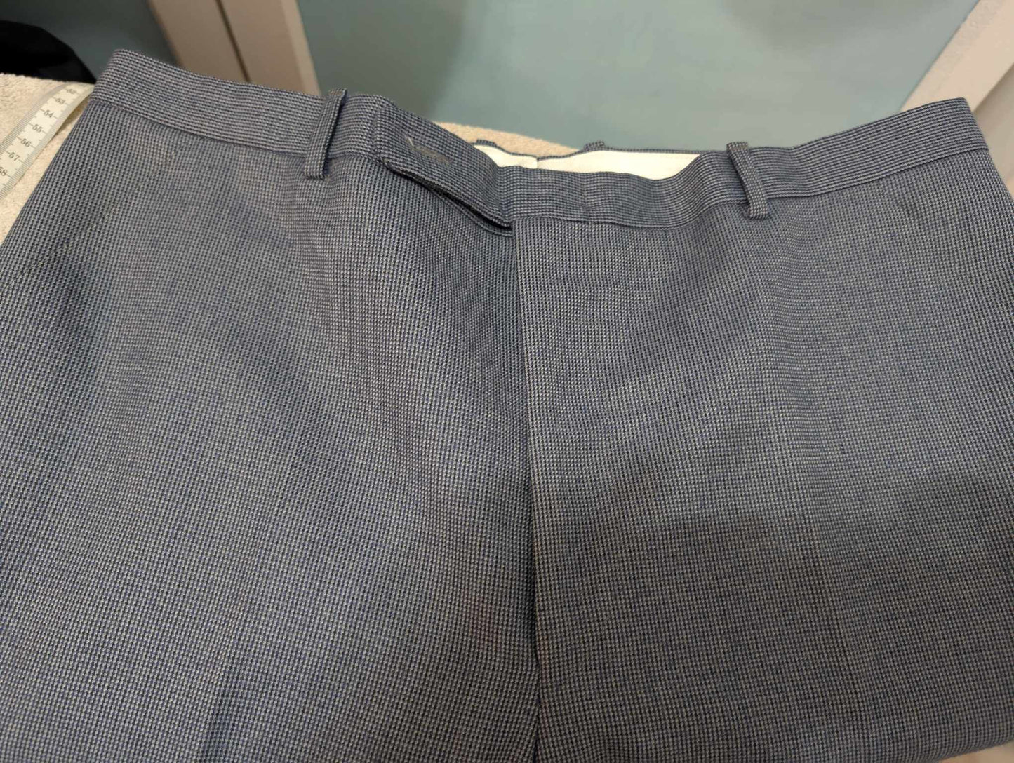 Majestueux costume trois pièces de couleur bleu en flanelle