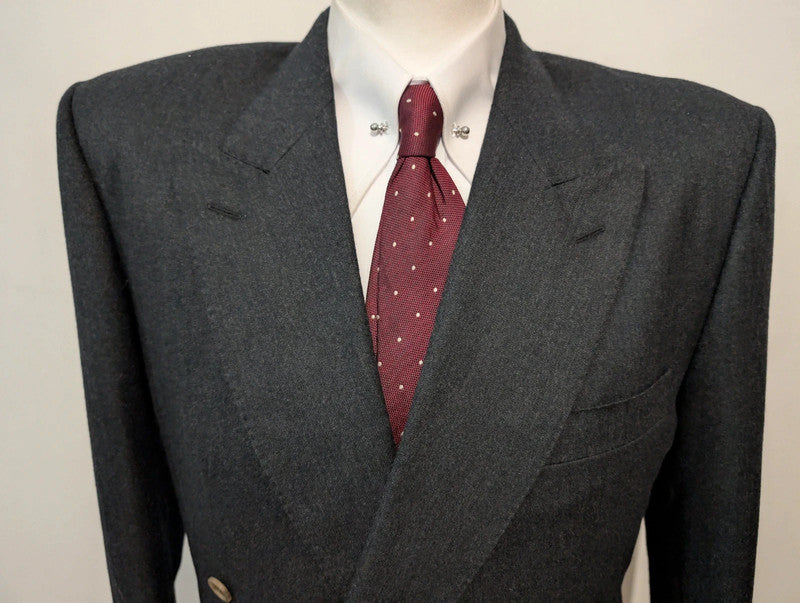 Surprenant costume croisé gris en flanelle lourde