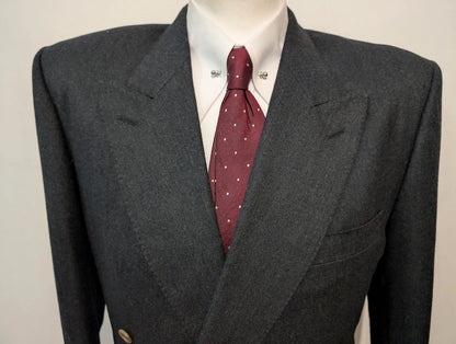 Surprenant costume croisé gris en flanelle lourde