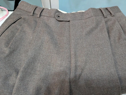 Élégant costume marron en flanelle