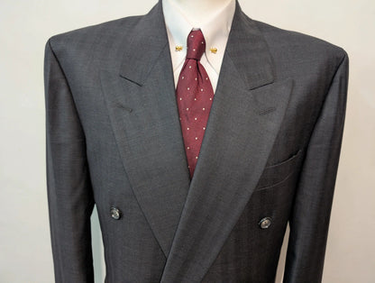 Redoutable costume croisé gris en laine