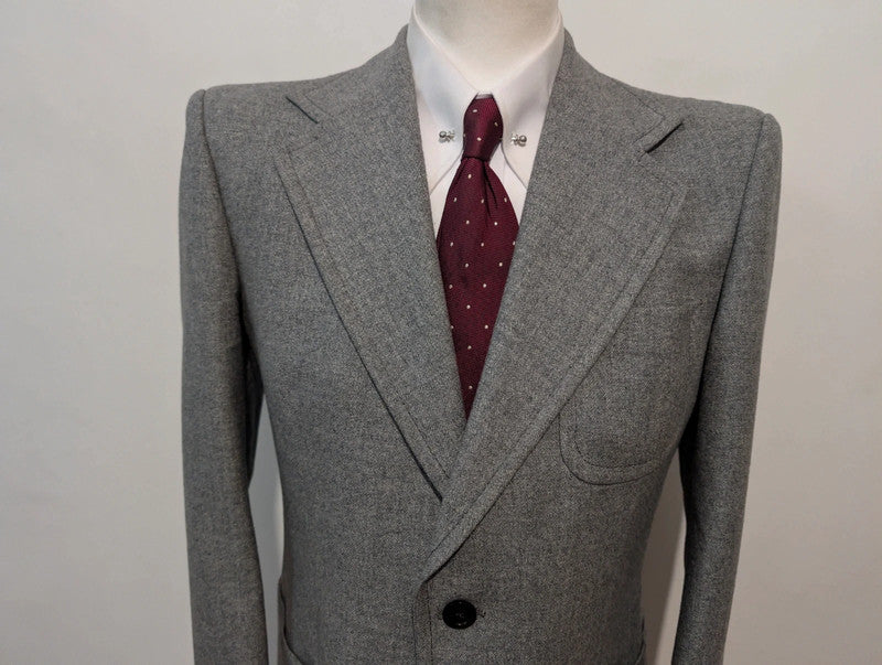 Élégant costume gris en tweed
