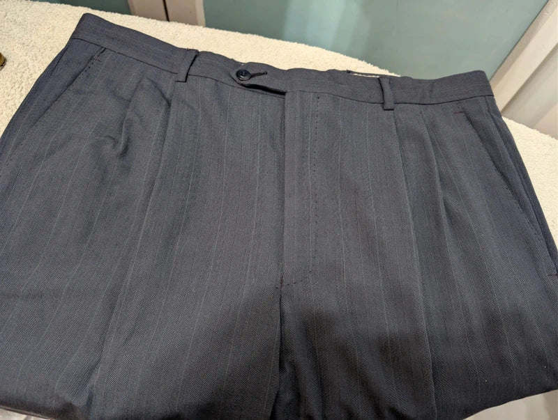 Eleganter marineblauer Zweireiheranzug aus Wolle