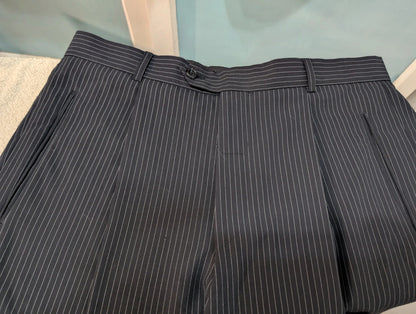 Élégant costume pinstripe en laine froide