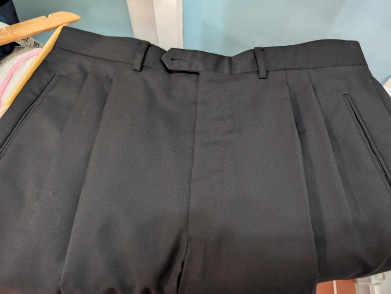 Redoutable costume croisé en laine froide