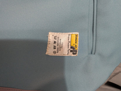 Lumineux costume bleu clair
