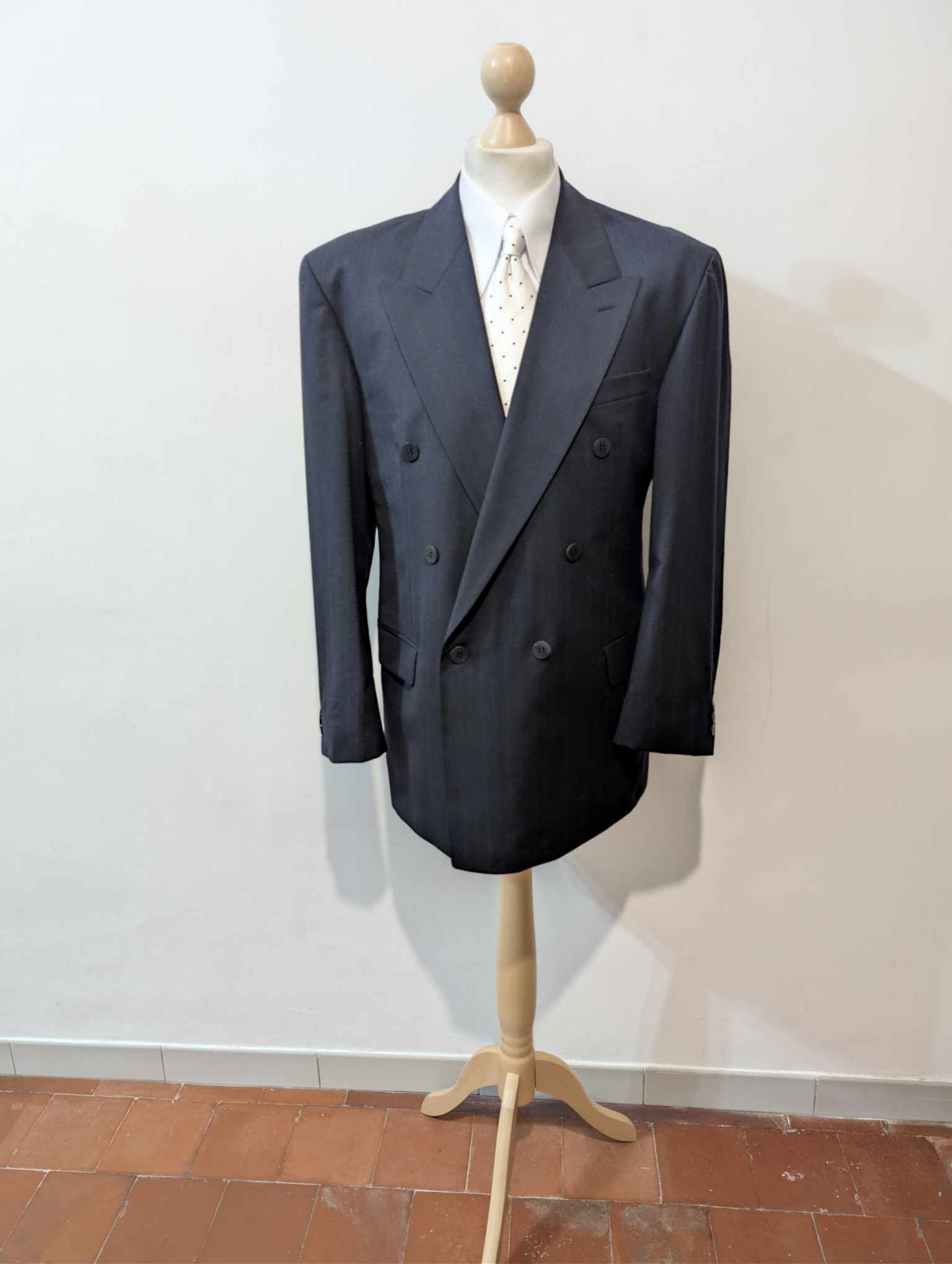 Élégant costume croisé pinstripe en laine