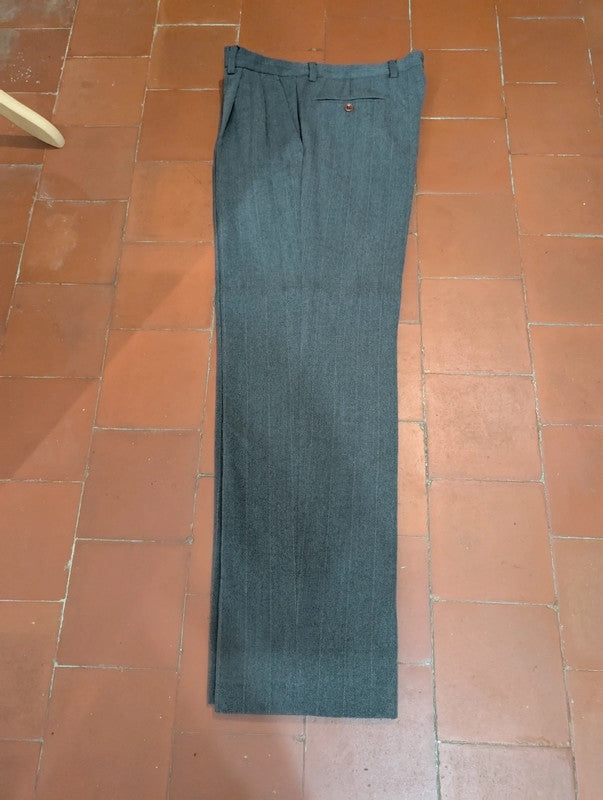 Élégant costume gris a rayure en laine