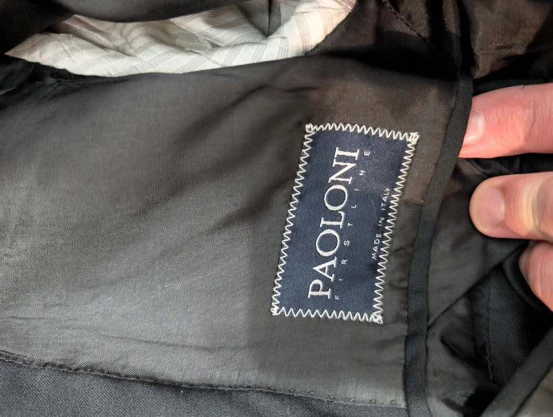 Klassischer schwarzer Anzug aus kalter Wolle