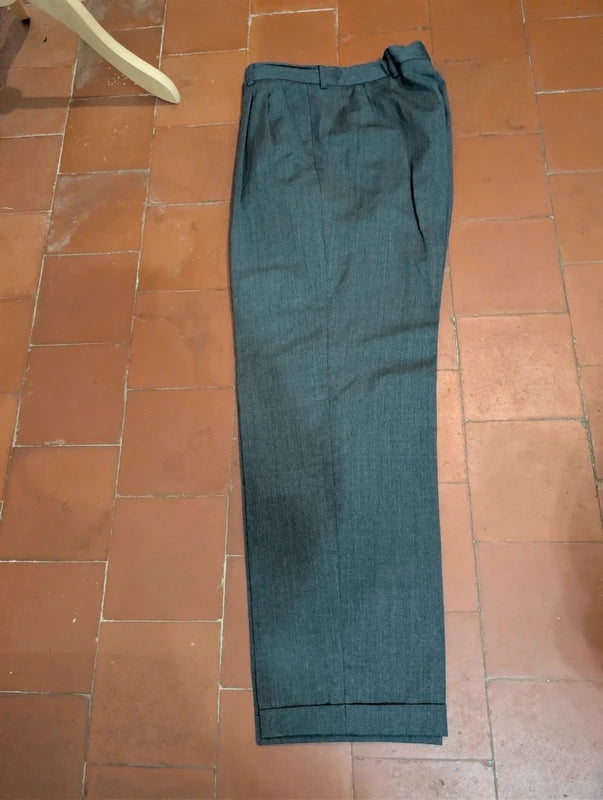 Toller zweireihiger grauer Wollanzug