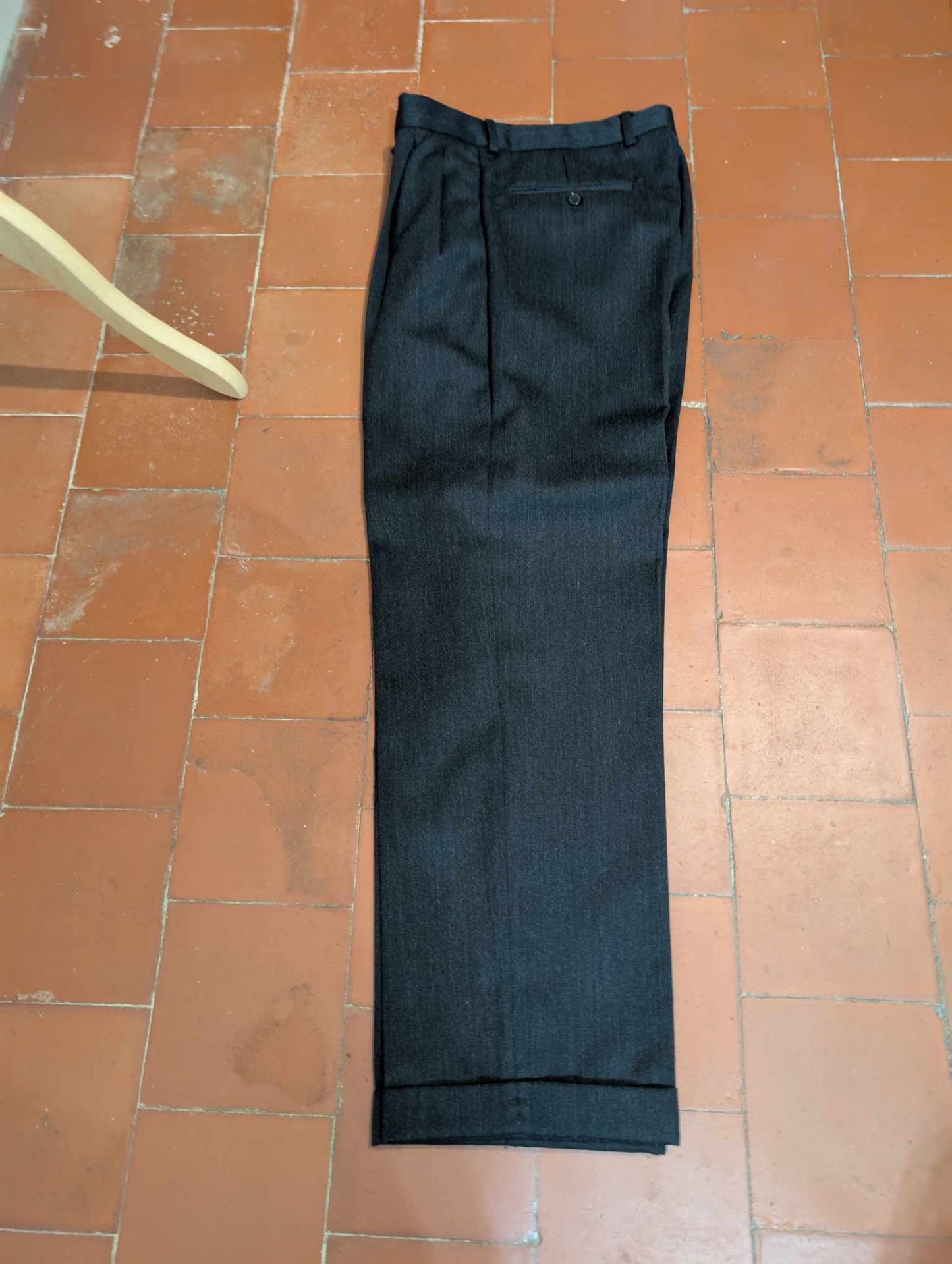 Majestueux costume croisé de couleurs gris en laine