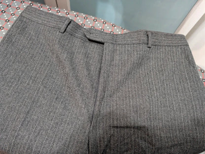 Außergewöhnlicher dreiteiliger Nadelstreifenanzug